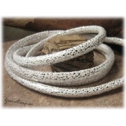 Lderimitation mjuk vit glittrig med sm ca 5 mm