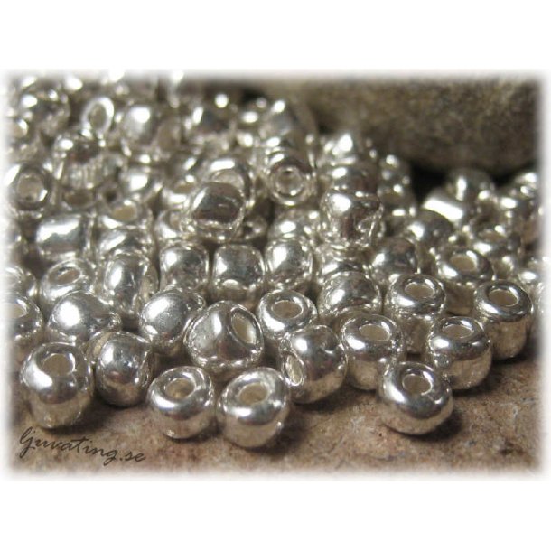 Seed beads i glas silver metallic storlek 6/0 ca 4 mm